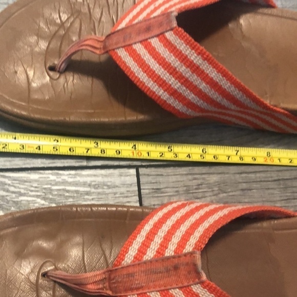 Fitflop unisex in a orange and cream striped color with a heel & wobble board - Picture 11 of 12